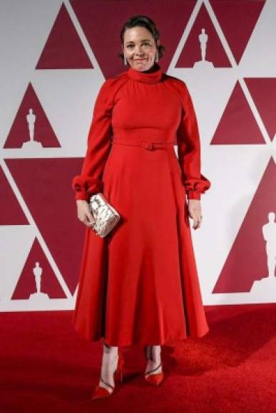 Olivia Colman fue otra de las famosas que apostó por el color rojo.