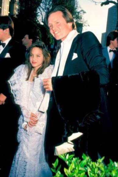 Angelina Jolie y su padre Jon Voight en 1986.