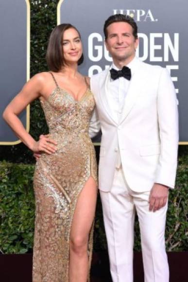 Irina Shayk acaparó las miradas a su llegada luciendo un vestido espectacular, a su paso por la alfombra posó de la mano de su pareja, el actor Bradley Cooper.