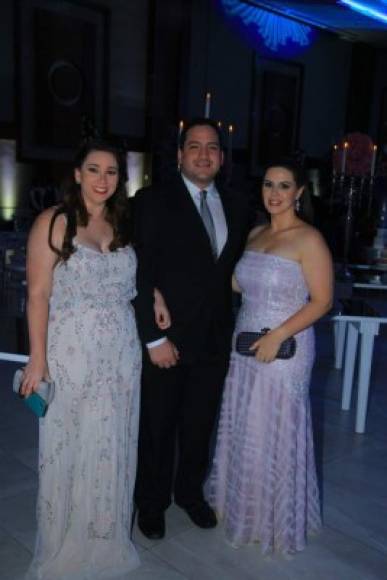 Hellen Dumas, Byron Abuid y Giordanna Kafati.