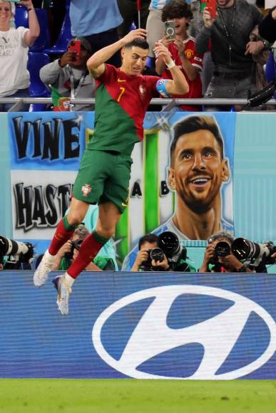 Cristiano Ronaldo celebró con su traidicional “siuuuuhhhhh” y lo hizo enfrente de una pancarta con la cara de Messi.