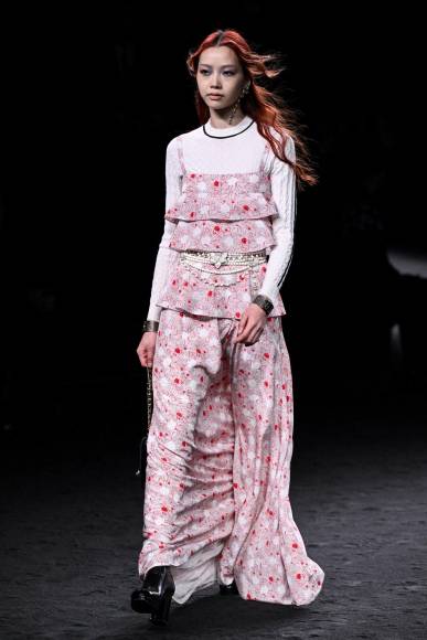 Una modelo presenta una creación de la colección Otoño-Invierno 2023-2024 de Chanel Womenswear durante la Semana de la Moda de París en París, el 7 de marzo de 2023. 
