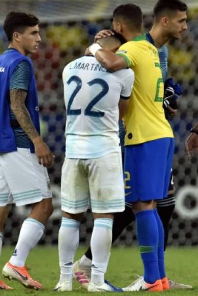 Thiago Silva consolando a Lautaro Martínez, quien rompió a llorar al final del partido.