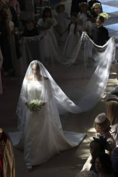 4- Meghan desamparada<br/><br/>Después de que su padre cancelara a última hora, Meghan Markle caminó prácticamente sola por la mitad de su recorrido hacía al altar.