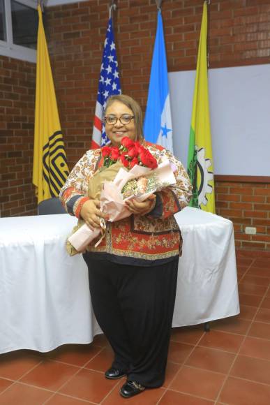 La docente Indira Flamenco fue homenajeada por sus estudiantes. 