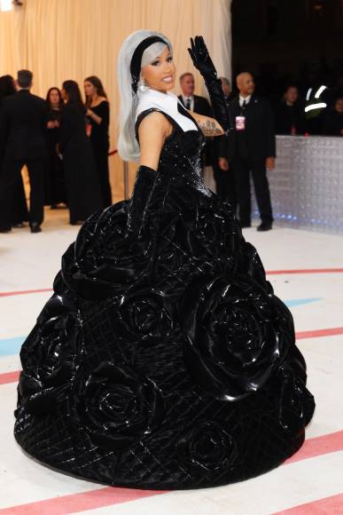 Otro look de lo más inolvidable fue el de Cardi B, quien posó con una gran falda de acabado vinílico y flores en 3D. 