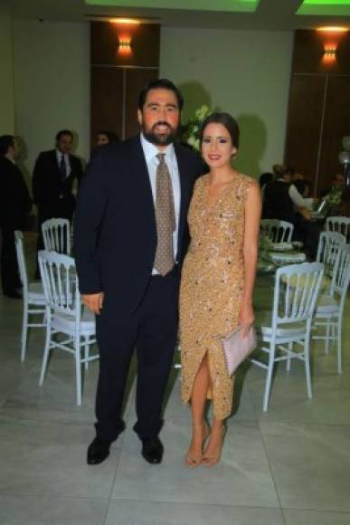 Andrés Albir con su novia Jessica Kattán.