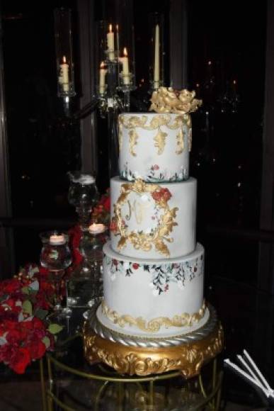 El pastel con lujosos detalles barrocos.