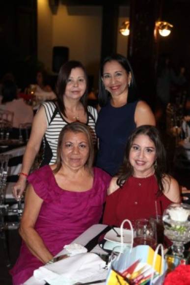 Lourdes y Susan Venegas con Virginia Rivas y Reina Hernández.