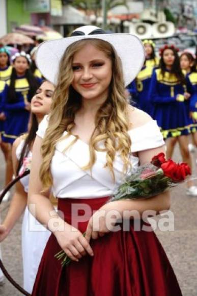 Esta bella mujer acaparó las miradas en el desfile.