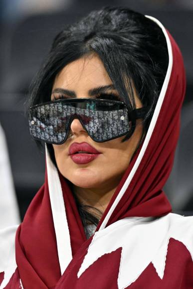 Esta linda qatarí se robó muchas miradas al usar una abaya con los colores de la selección de Qatar y sus llamativos lentes.