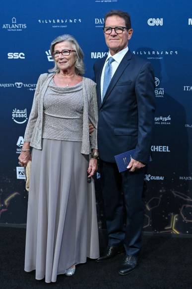 El exfutbolista y entrenador italiano Fabio Capello asistió a la ceremonia de los Globe Soccer Awards acompañado de su esposa, Laura Ghisi.