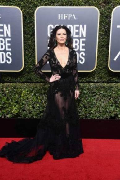 Catherine Zeta-Jones optó por este vestido de encaje transparente de Zuhair Murad.<br/>