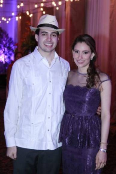 Jorge Canahuati y Michelle Kawas.
