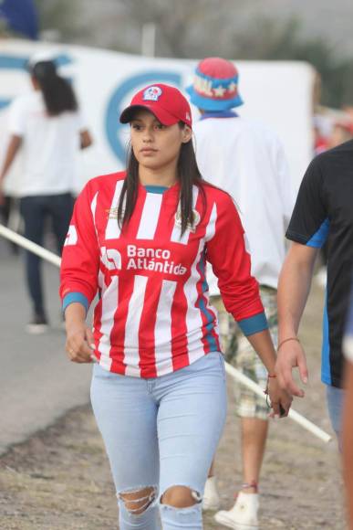 Bellas aficionadas del Olimpia asistieron a Comayagua para el partido contra el Marathón.