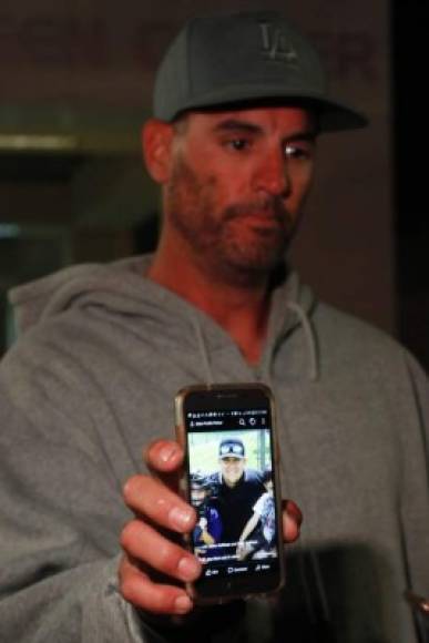Jason Coffman muestra una fotografía de su hijo Cody, que se encontraba dentro del bar Borderline en el momento del tiroteo, en la localidad de Thousand Oaks, California.