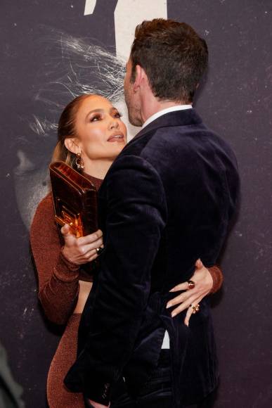 Mientras estaban en la alfombra roja, Jennifer y Ben no pudieron evitar compartir un beso, antes de estallar en risas frente a los fotógrafos.