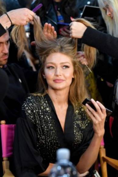 Gigi Hadid en el backstage del Victoria's Secret Fashion Show 2018.<br/>