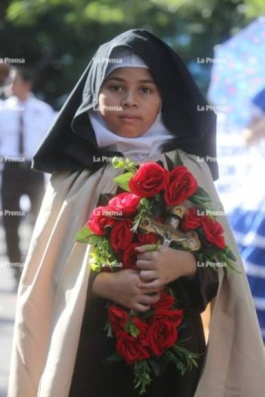 Mostrando los valores y la fe, esta niña representa a una monja.