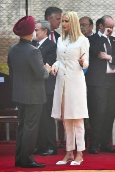 La asesora presidencial e hija favorita de Trump no se ha quedado atrás en el derroche de glamour en la gira del clan por India. Ivanka lució este martes un pantalón de traje y chaqueta blanca inspirada en la tradicional ropa india masculina.