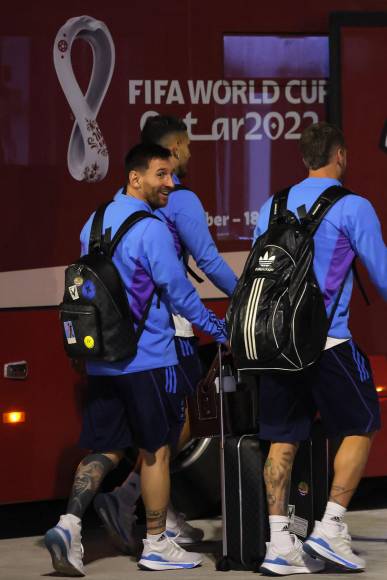 Leo Messi se mostró sonriente a la llegada de la selección argentina a Qatar.