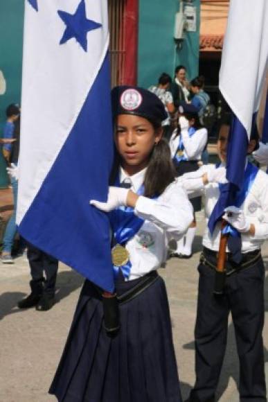 Colorido desfile protagonizan este día, estudiantes de 7 centros de educación básica, públicos y privados de Santa Rosa de Copán.<br/>