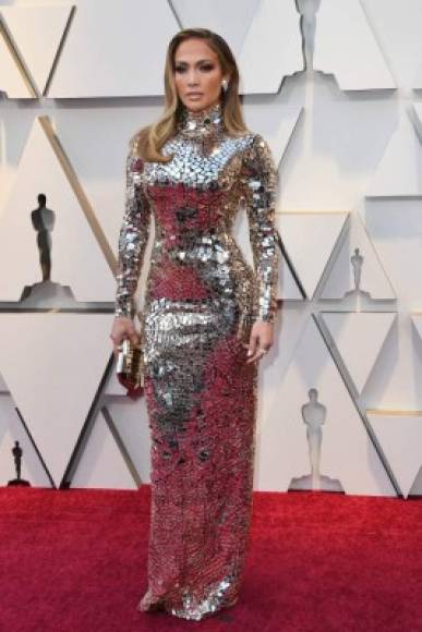 Jennifer López se llevó todas las miradas en la alfombra roja con un ajustado vestido metálico de Tom Ford.