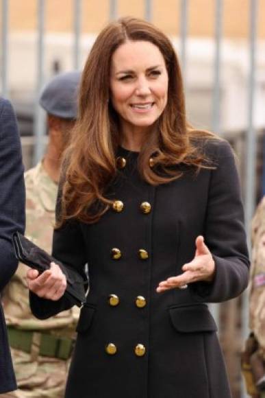 Kate, de 39 años de edad, utilizó un abrigo negro de Dolce & Gabbana con detalles de botones dorados para el encuentro.