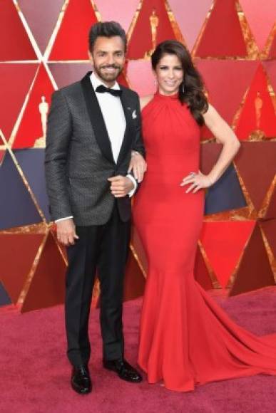 Eugenio Derbez, otro de los presentadores de esta noche, desfiló por la alfombra roja acompañado de su esposa, Alessandra Rosaldo, que lució espectacular en un diseño rojo.
