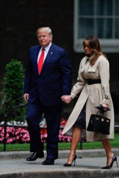 US President Donald Trump (L) and US First Lady Melania Trump (R) arrive at Downing Street in London on June 4, 2019, on the second day of their three-day State Visit to the UK. - US President Donald Trump turns from pomp and ceremony to politics and business on Tuesday as he meets Prime Minister Theresa May on the second day of a state visit expected to be accompanied by mass protests. (Photo by Adrian DENNIS / AFP)