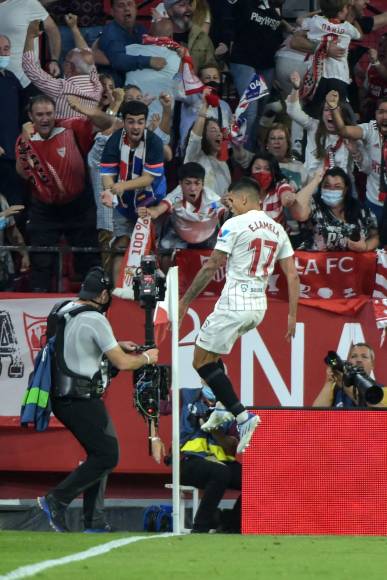 Erik Lamela festejando su gol que significó el 2-0 del Sevilla y la afición enloquecida celebrando.