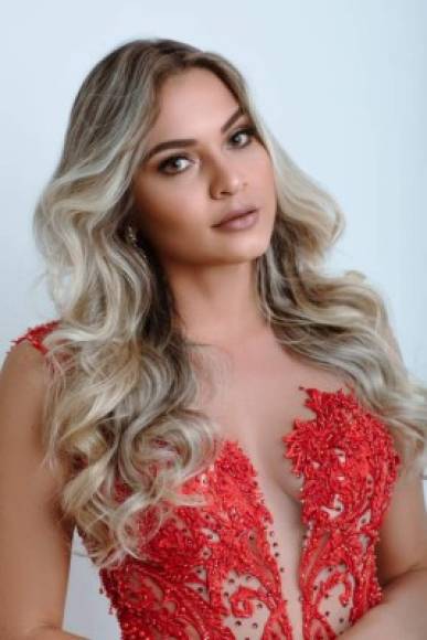La bella Miss La Lima Universo 2021 tiene un negocio de reportería hace seis años, el cual le dado soporte el costeo de sus estudios. Puedes seguir su página en Instagram: @bonboncakes_