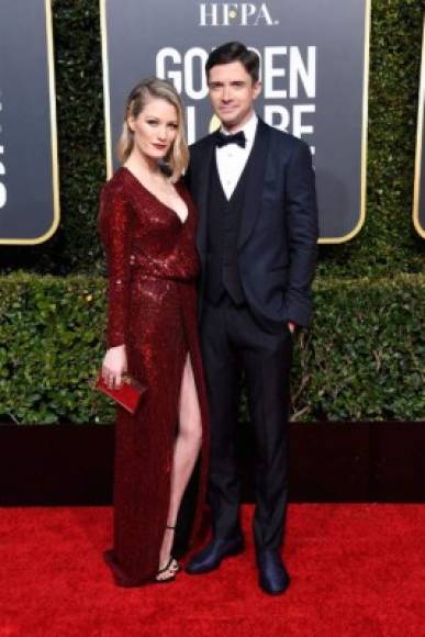 Ashley Hinshaw y su esposo Topher Grace posaron juntos para las cámaras.