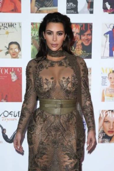 Kim lució un sexy vestido con transparencias de Cavalli Couture.
