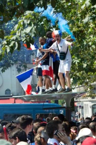 El centro de París albergó a miles de seguidores de los Galos. Hace 20 años celebraron su primera copa, este domingo repitieron la hazaña.