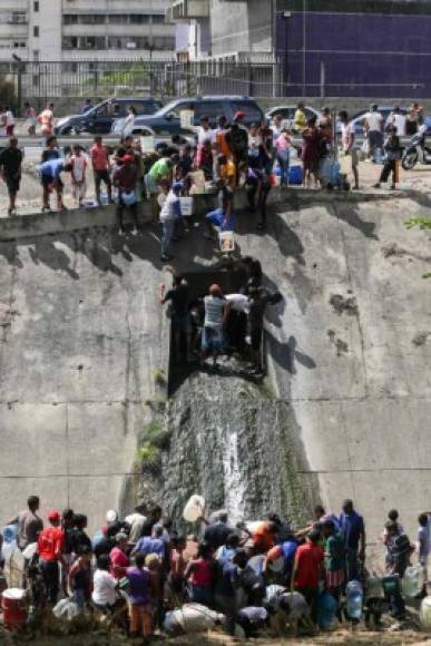 'Tengo los botes vacíos porque no dejan que uno agarre agua aquí que es el único lado, debe ser que ellos tienen donde agarrar agua o tienen agua todos los días en su casa', dijo.