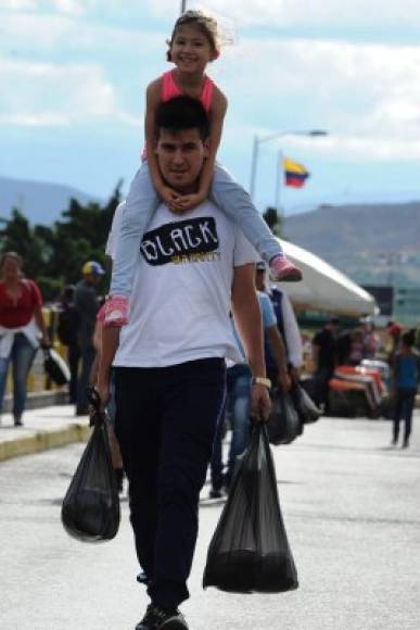 Gracias a Dios', 'Viva Colombia', 'No se consigue nada', 'Hay colas para comprar', gritaron los venezolanos luego de pasar a Cúcuta, donde se les vio cargados con bolsas de productos.