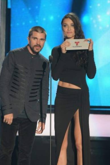 Juanes con Adriana Lima entregaron el premio a Juan Gabriel.