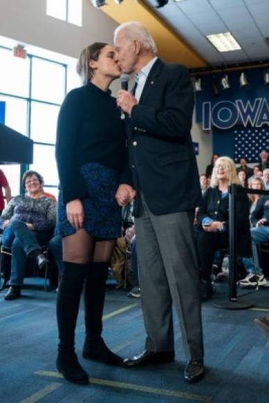 Biden fue duramente criticado al besar en la boca a su nieta Finnegan, durante un evento de campaña en Iowa. El ahora presidente electo hizo caso omiso a las criticas en redes sociales y continuó saludando de esa polémica manera a todas sus nietas en sus mitines.