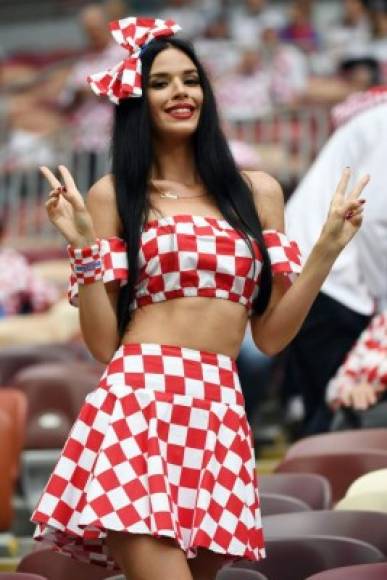 La aficionada más sexy de Croacia llegó con una vestimenta con los colores de su selección.