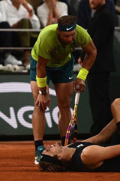 Los gestos de dolor eran evidentes en Alexander Zverev, mientras Rafa Nadal se preocupaba por su salud.