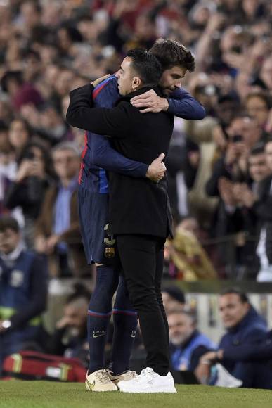 Xavi Hernández le dio un emotivo abrazo tras sustituirlo para que se despidiera de la afición.