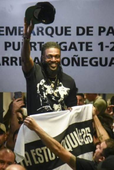 Emmanuel Adebayor exhibió una bandera del Olimpia con la leyenda: 'Ya estoy aquí', con el agregado del numeral 25.