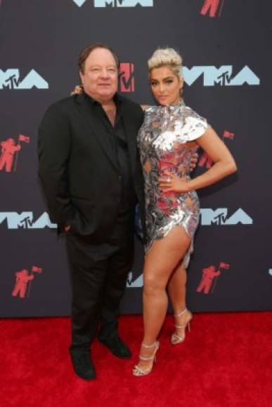 Robert M. Bakish y Bebe Rexha asisten a los MTV Video Music Awards 2019.