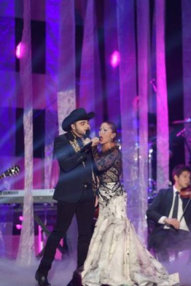 La cantante mexicana Alejandra Guzmán (c) y el estadounidense Gerardo Ortiz (i) se presentan en la gala de los premios Billboard a la Música Latina.