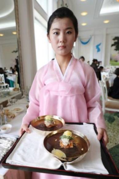 En el menú no podía faltar el platillo predilecto de Kim, 'Pyongyang naengmyeon', una sopa de fideos norcoreana que se sirve fría generalmente guarnecida con verduras y trozos de carne.