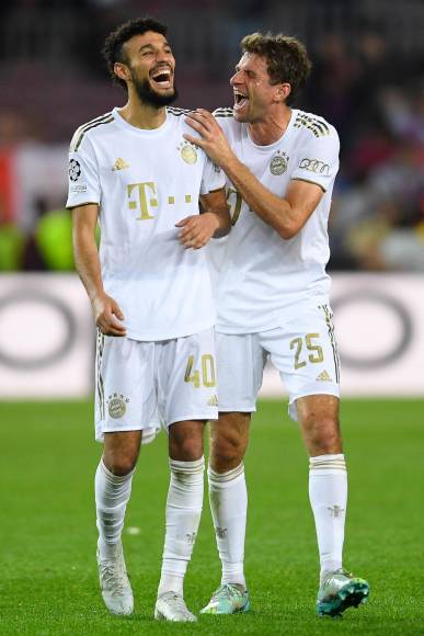 Las risas de Thomas Müller con Noussair Mazraoui tras el final del partido en el Camp Nou.