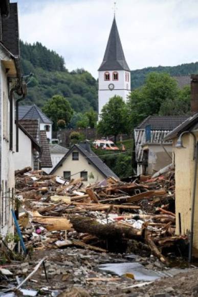 En todo el oeste de Alemania las escenas se repetían: ríos desbordados, árboles arrancados, carreteras y casas inundadas. Las autoridades instaron a los habitantes a quedarse en casa o a subir a los tejados si fuera necesario.