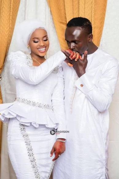 De acuerdo con diferentes reportes senegaleses, Aisha Tamba es la pareja de siempre del actual delantero del Al-Nassr de la liga árabe, que se casó el pasado fin de semana a días del comienzo de la Copa África.