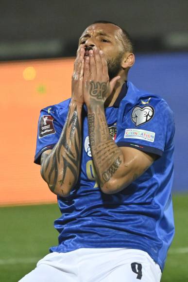 Joao Pedro, brasileño nacionalizado italiano, se llevó las manos al rostro por la eliminación de la Azzurra.